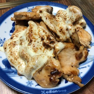 炙りチーズ乗せ♪鶏胸肉ソテー